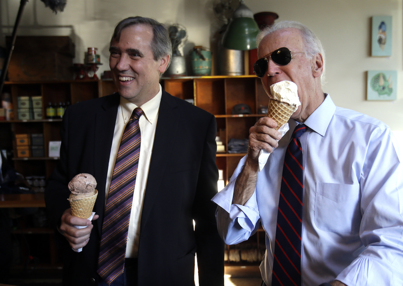 Illustration for article titled Joe Biden Eats an Ice Cream Cone While Wearing Aviators. Spectacular.